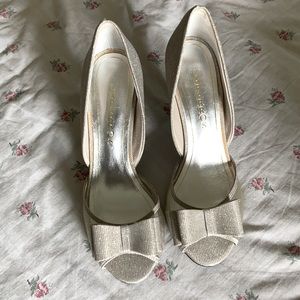 NWOT Caparros Bow Heels in Champagne Gold Size 9